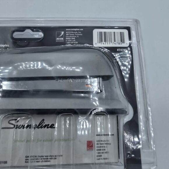 Swingline Desktop Stapler With 1250 Staples & Staple Remover - Picture 4 of 6